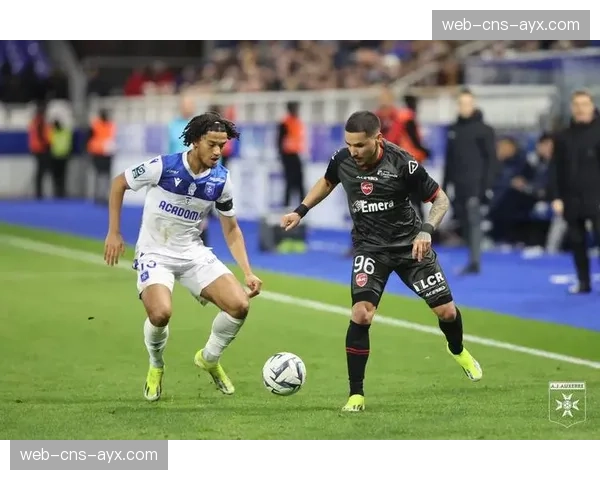 里昂凭借终场前头球破门，1-0小胜欧塞尔，逃离降级区