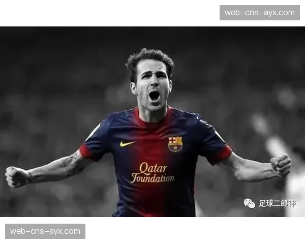 特写：终场前，富勒姆前锋穆尼斯浪费一次绝佳单刀机会后掩面跪地的场景